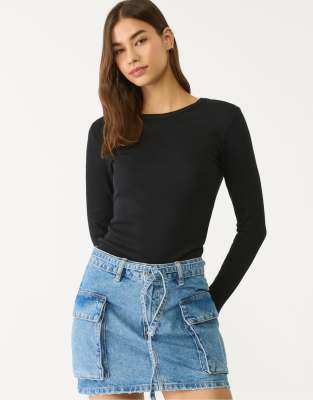 Stradivarius – Langärmliges, geripptes Shirt in Schwarz - view 1