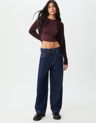 Stradivarius - Langärmliges Polyamid-T-Shirt in dunklem Burgunderrot