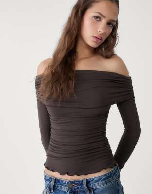 Stradivarius - Langärmliges T-Shirt in Braun mit Raffung und Carmen-Ausschnitt