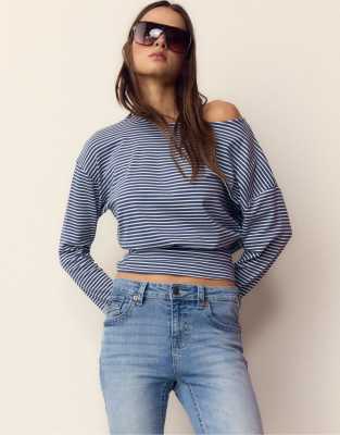 Stradivarius - Langärmliges T-Shirt in Marineblau mit U-Boot-Ausschnitt und gestreifter Schärpe