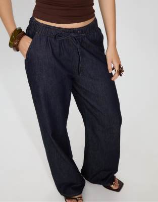Stradivarius - Lange Hose aus fließendem Denim in blauer Rinse-Waschung