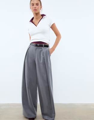 Stradivarius - Lange Hose in Dunkelgrau mit Abnähern und Gürtel