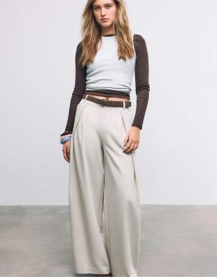 Stradivarius - Lange Hose in Eisweiß mit Abnähern und Gürtel