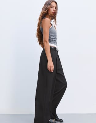 Stradivarius - Lange Hose in Schwarz mit Abnähern und Gürtel