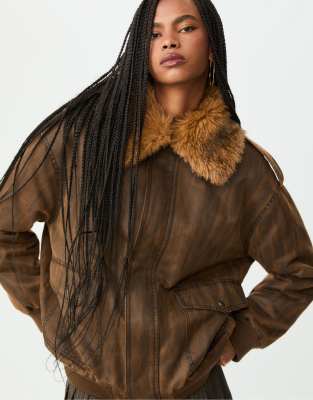 Stradivarius - Lange Kontrast-Jacke mit Kunstpelz in Braun-Brown