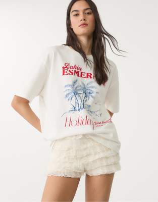 Stradivarius - Lange Shorts in Ecru mit Rüschen-Weiß
