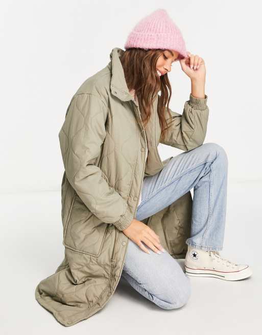 Stradivarius – Lange Steppjacke in hellem Khaki 