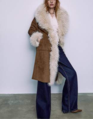 Stradivarius - Langer brauner Mantel mit Kunstpelz-Besatz im Used-Look-Brown