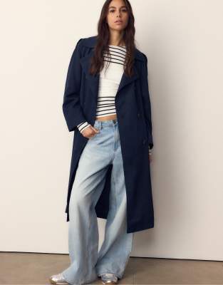 Stradivarius - Langer, fließender Trenchcoat in Marineblau