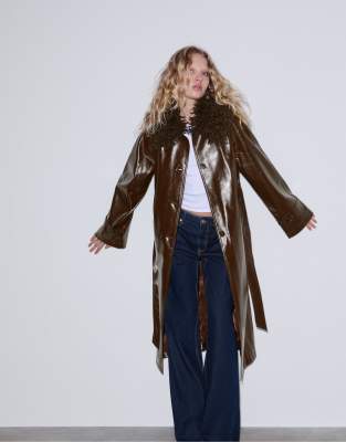 Stradivarius - Langer Trenchcoat aus Kunstleder in Braun-Brown