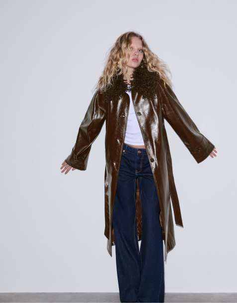 Stradivarius – Langer Trenchcoat aus Kunstleder in Braun - view 1