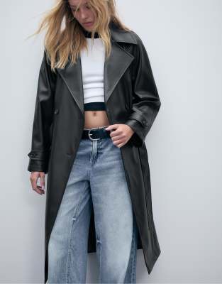 Stradivarius - Langer Trenchcoat aus Kunstleder in Schwarz