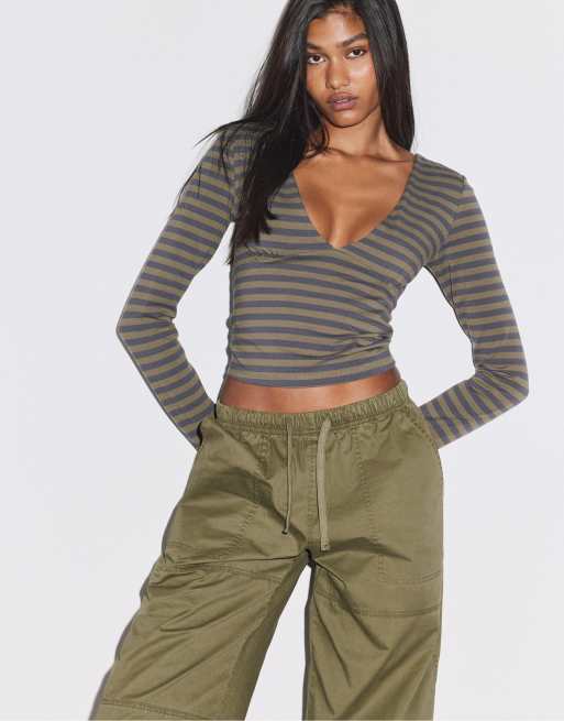 Stradivarius langærmet T-shirt med udskæring under brystet i khaki, 5 af 7