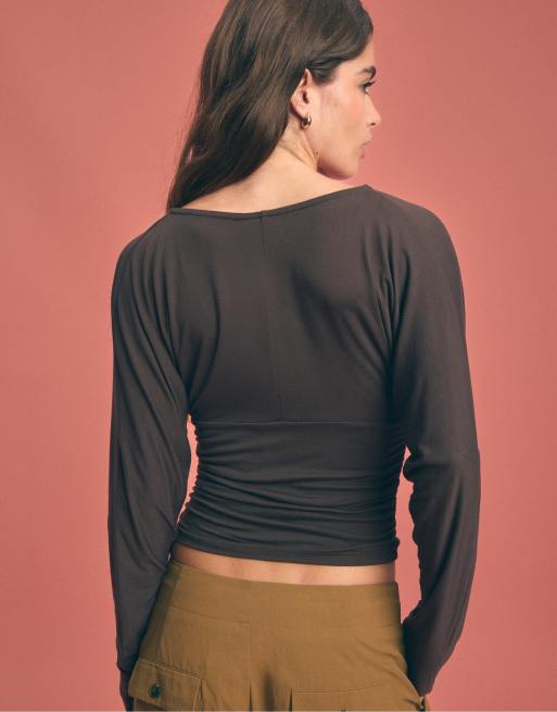 Stradivarius langærmet T-shirt med v-hals i brun, 3 af 7