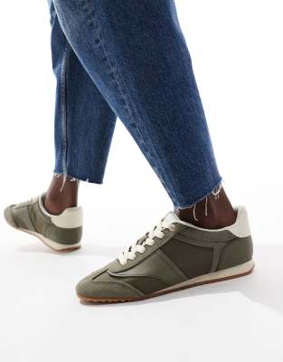 Stradivarius - Lauf-Sneaker in Khaki-Grün