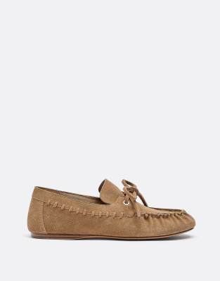  Leather boat shoes with bow in beige