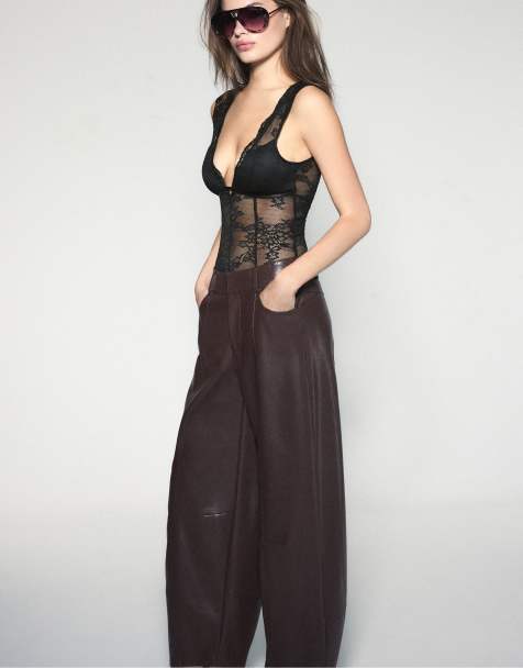 Stradivarius Leather effect barrel trousers in brown - view 1