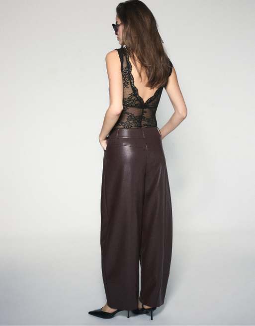Stradivarius Leather effect barrel trousers in brown, 3 of 7