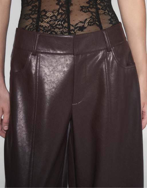 Stradivarius Leather effect barrel trousers in brown, 4 of 7