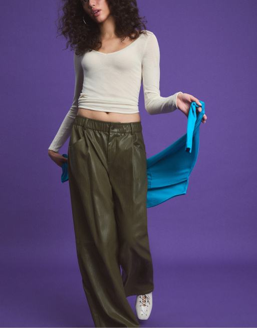 Stradivarius Leather effect pleat-detail trousers in khaki, 5 of 7
