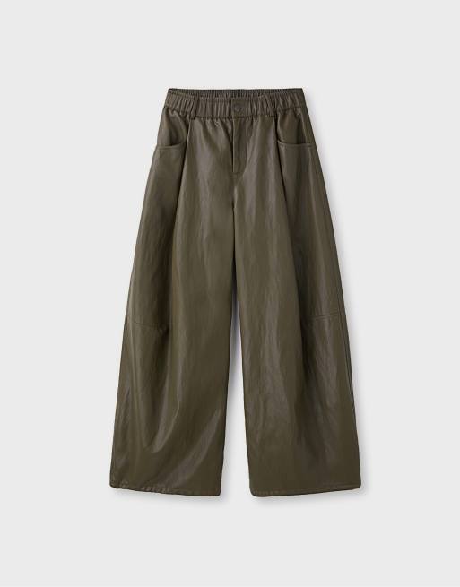 Stradivarius Leather effect pleat-detail trousers in khaki, 6 of 7