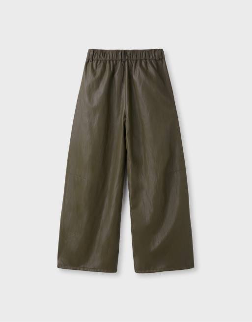 Stradivarius Leather effect pleat-detail trousers in khaki, 7 of 7