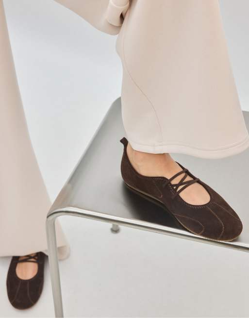 Stradivarius Leder-Sneaker-Ballerinas mit elastischem Riemen in Braun, 2 von 6