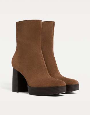 Stradivarius - Leder-Stiefeletten in Braun mit hohem Absatz-Brown