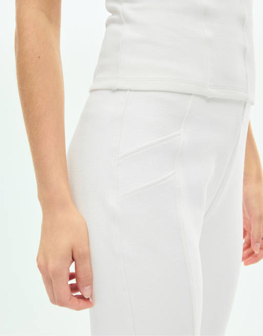 Stradivarius leggings med utsvängda ben och dekorativ söm i naturvit, 2 av 7