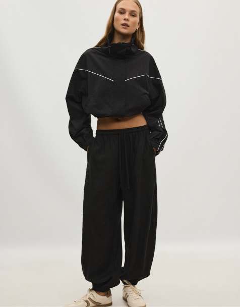 Stradivarius Linen-effect sarouel trousers in black - view 1