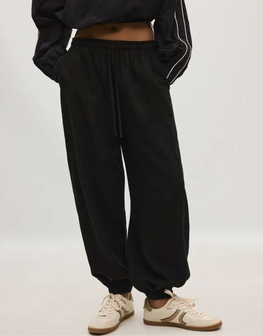 Stradivarius Linen-effect sarouel trousers in black, 4 of 7