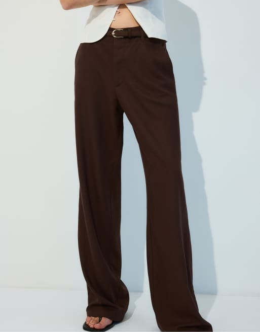 Stradivarius Linen-effect straight-leg trousers with belt in brown, 2 of 4
