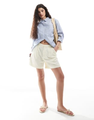 Stradivarius linen look tailored short in buttermilk-White