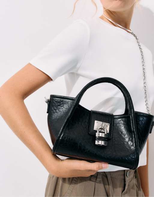 Stradivarius liten crossbody-väska med hänglås i svart, 2 av 4