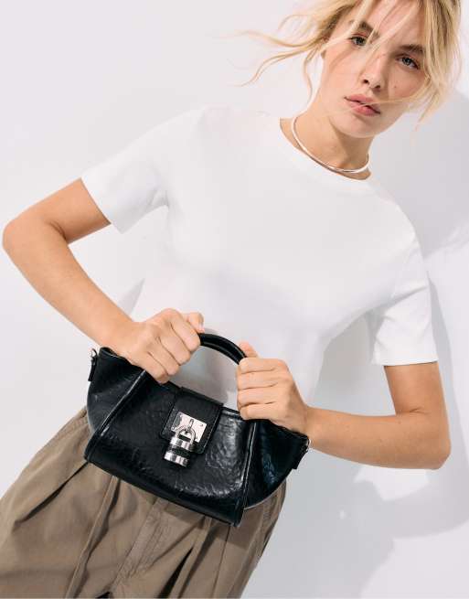 Stradivarius liten crossbody-väska med hänglås i svart, 3 av 4
