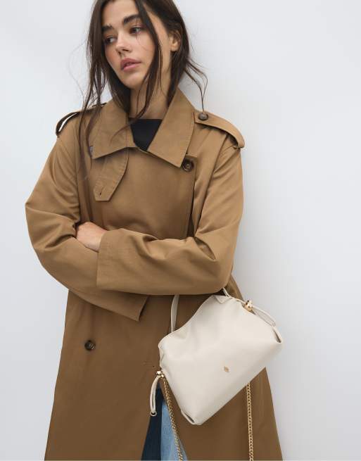 Stradivarius liten crossbody-väska med rynkade detaljer i naturvit, 2 av 4