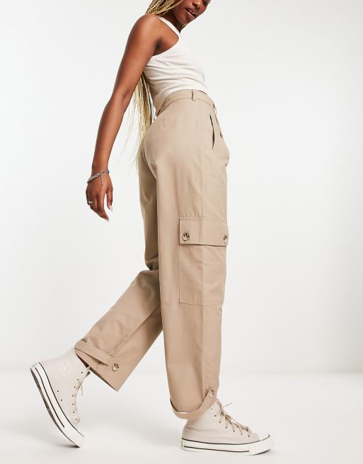 Stradivarius – Ljusbeige figursydda cargobyxor