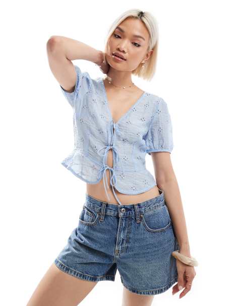Stradivarius – Ljusblå blus i kort design med knytning framtill och puffärmar - view 1