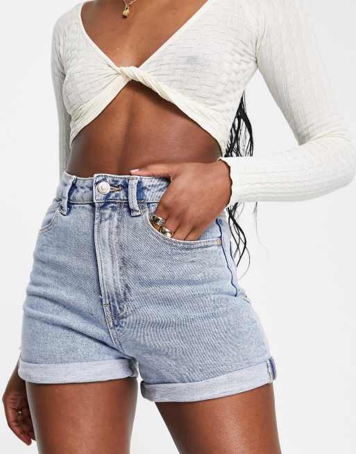 Stradivarius – Ljusblå jeansshorts i smal mom-modell	, 2 av 4