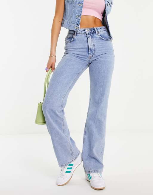 Stradivarius – Ljusblå utsvängda jeans i vintagestil