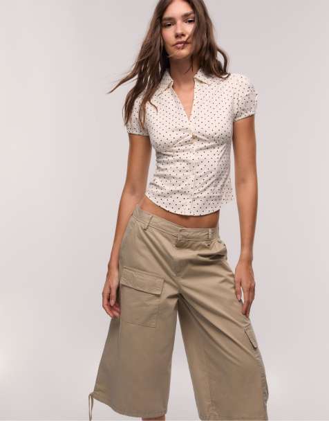 Stradivarius – Ljusgrå, prickig, figursydd skjorta med korta ärmar - view 1