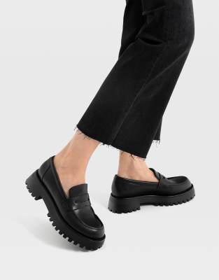 Stradivarius loafer in black