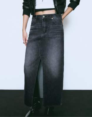Stradivarius - Locker geschnittener Midi-Jeansrock in verwaschenem Schwarz