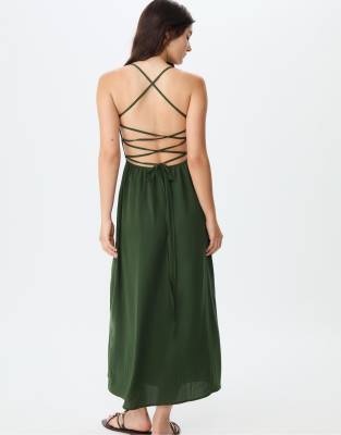 Stradivarius - Locker geschnittenes Maxikleid in Grün mit Rückenausschnitt