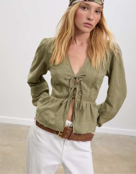 Stradivarius – Locker sitzende, bestickte Bluse in Khaki mit Knotendetails - view 1