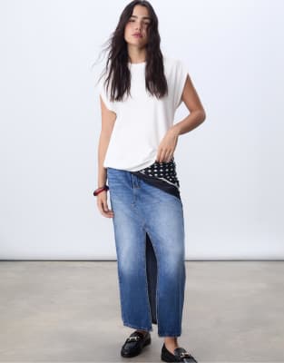 Stradivarius - Locker sitzender Midi-Jeansrock in mittelblauer Waschung