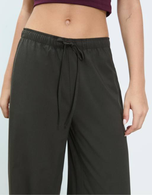 Stradivarius Long flowing smart trousers in green, 2 of 4