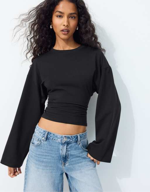 Stradivarius Long sleeve fitted waist t-shirt in black, 2 of 7