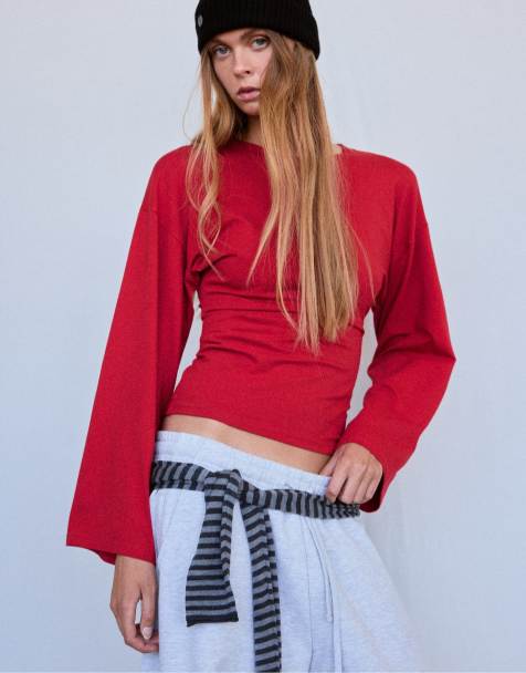 Stradivarius Long sleeve fitted waist t-shirt in dark red - view 1