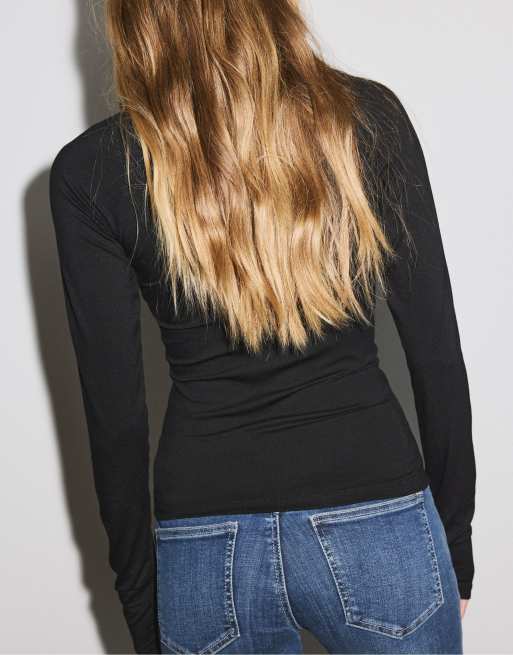 Stradivarius Long sleeve lace scoop neck t-shirt with under-bust detail in black, 3 of 7